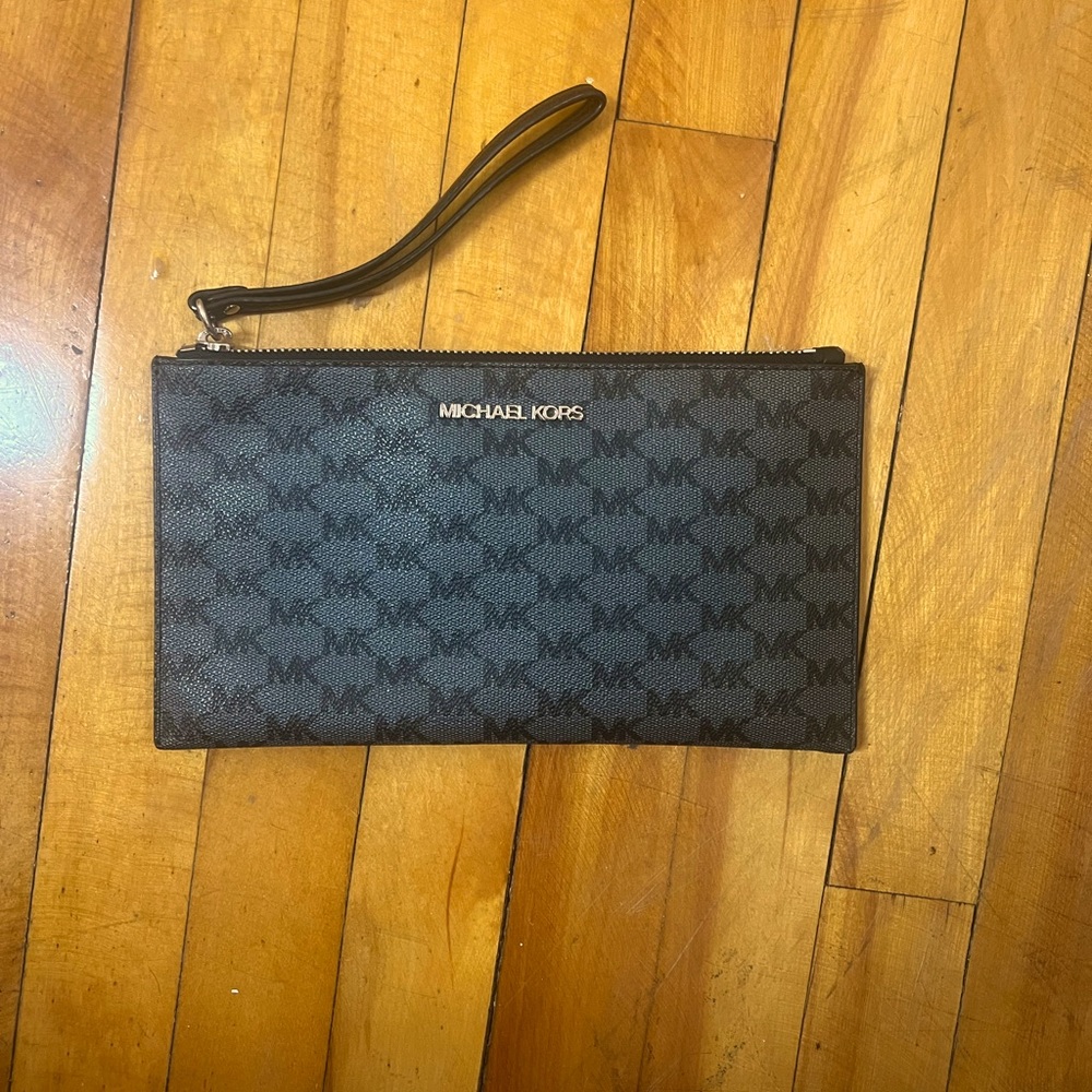 Michael Kors Akira jet set wristlet. Big enough to fit an iPhone, makeup, wallet